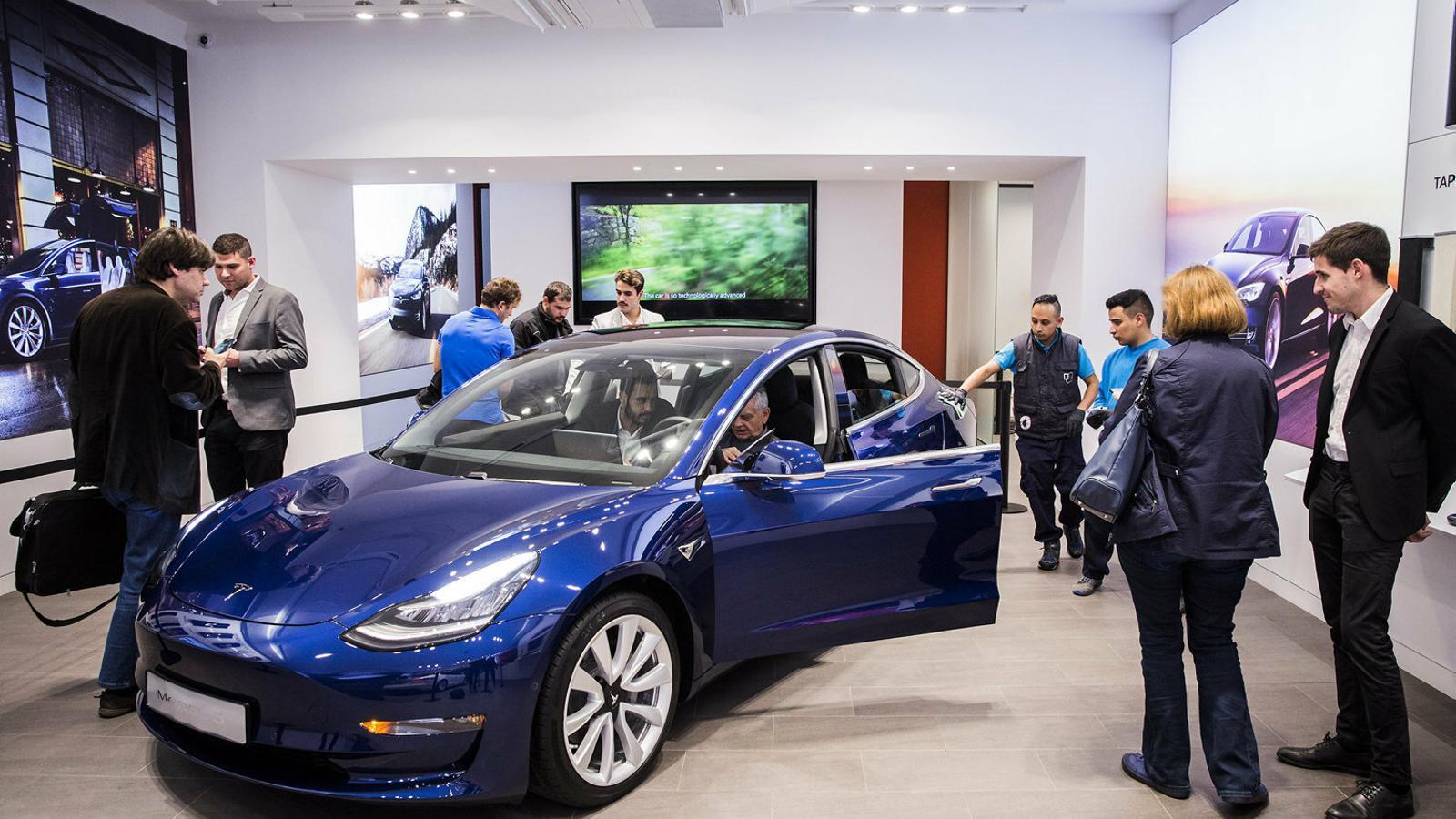 Tesla dispara les vendes del Model 3 però guanya menys