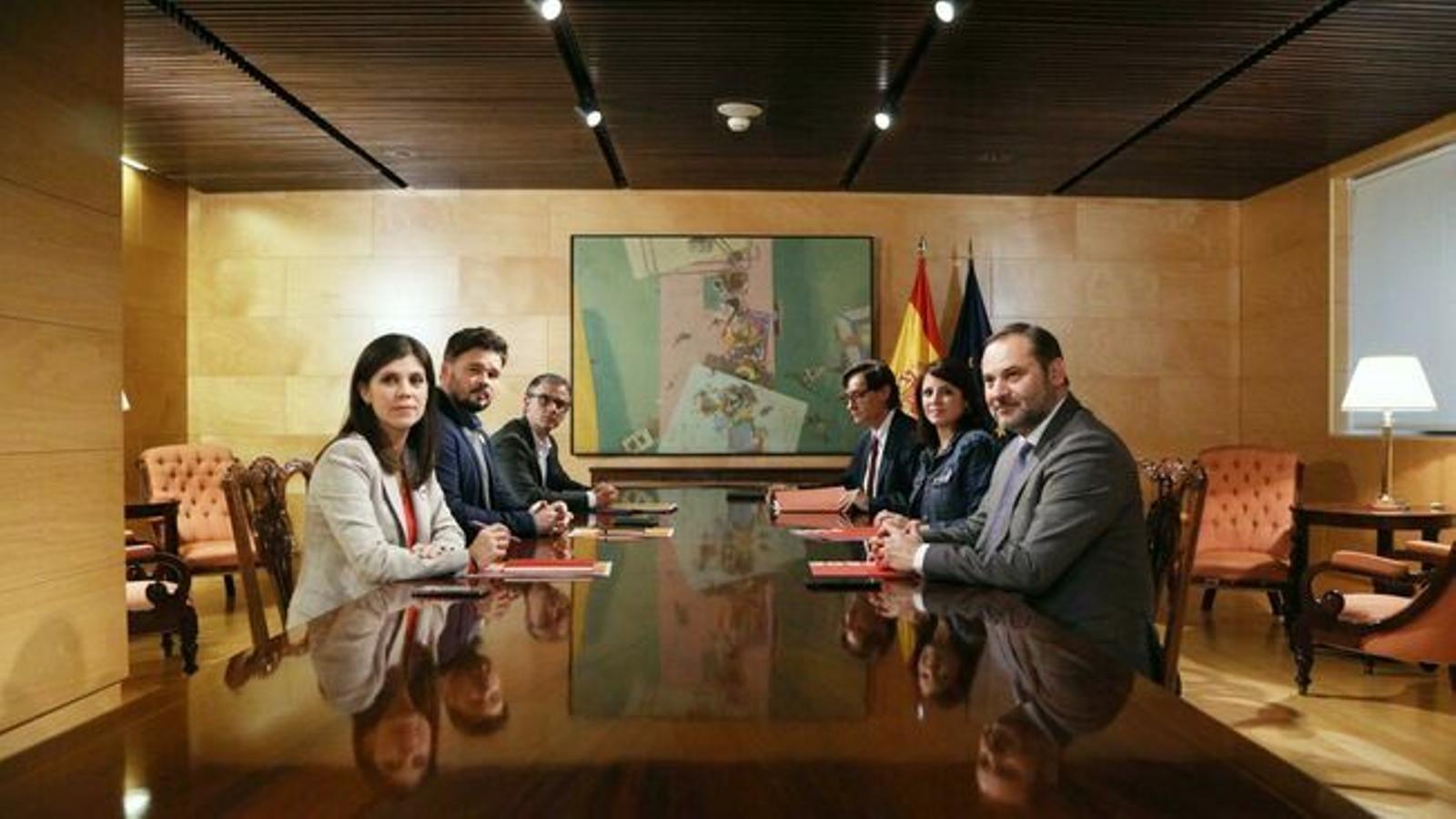 https://www.ara.cat/2019/11/29/imatges/negociadors-ERC-PSOE-reunits-Congres235237499067735540651x366_2352974799_67755894_117x66.jpg