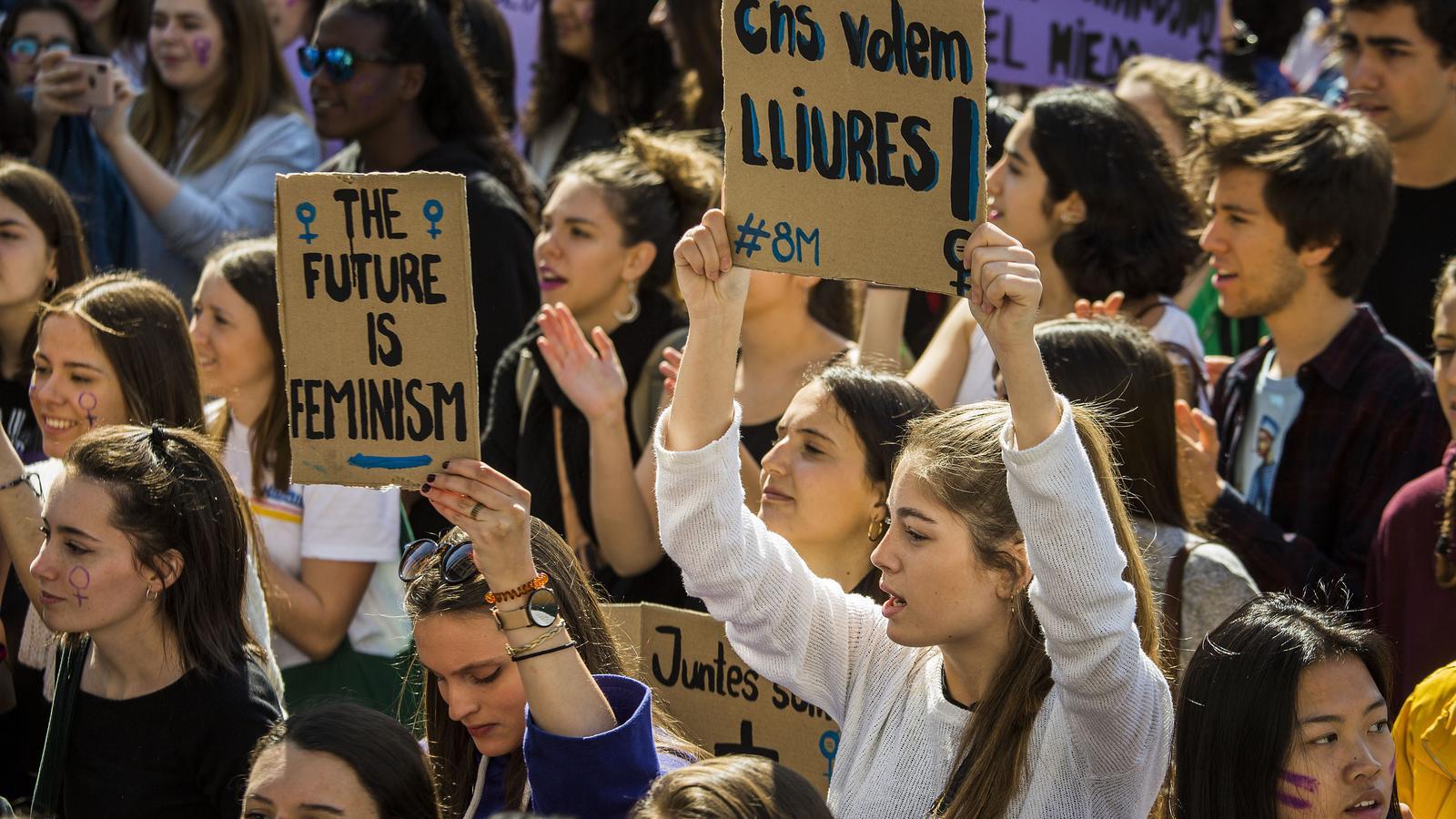 Manifestació feminista durant la vaga del passat 8 de març a Barcelona. / PERE VIRGILI