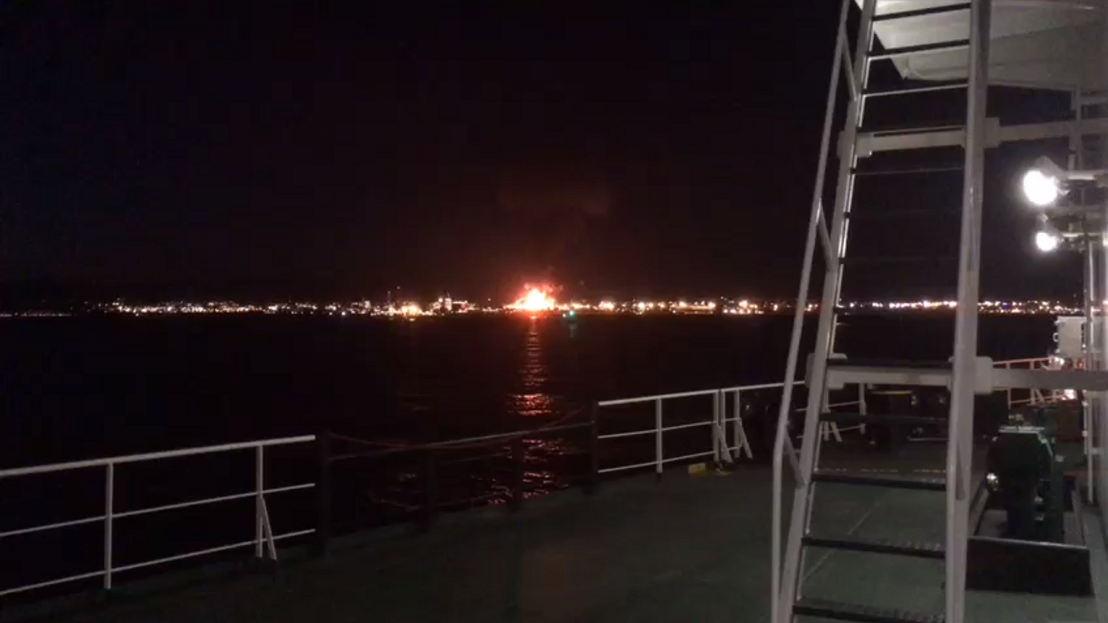 Així ha estat l'explosió des d'una petroliera de Tarragona, a uns tres quilòmetres de l'incident