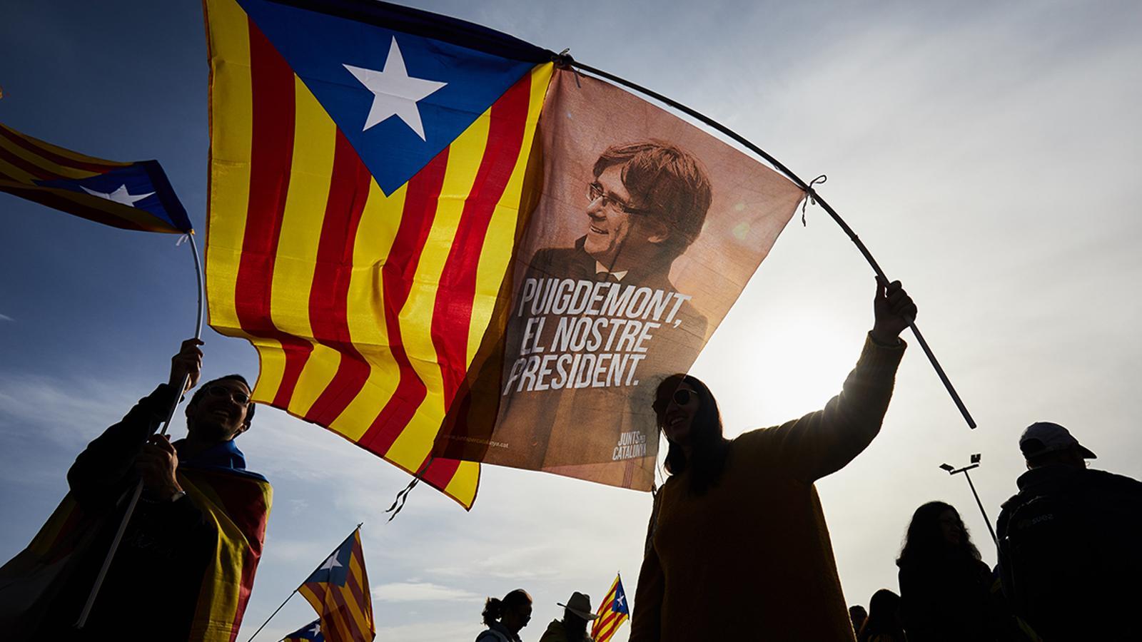 Una estelada amb una banderola que reivindica Puigdemont com a president / David Borrat