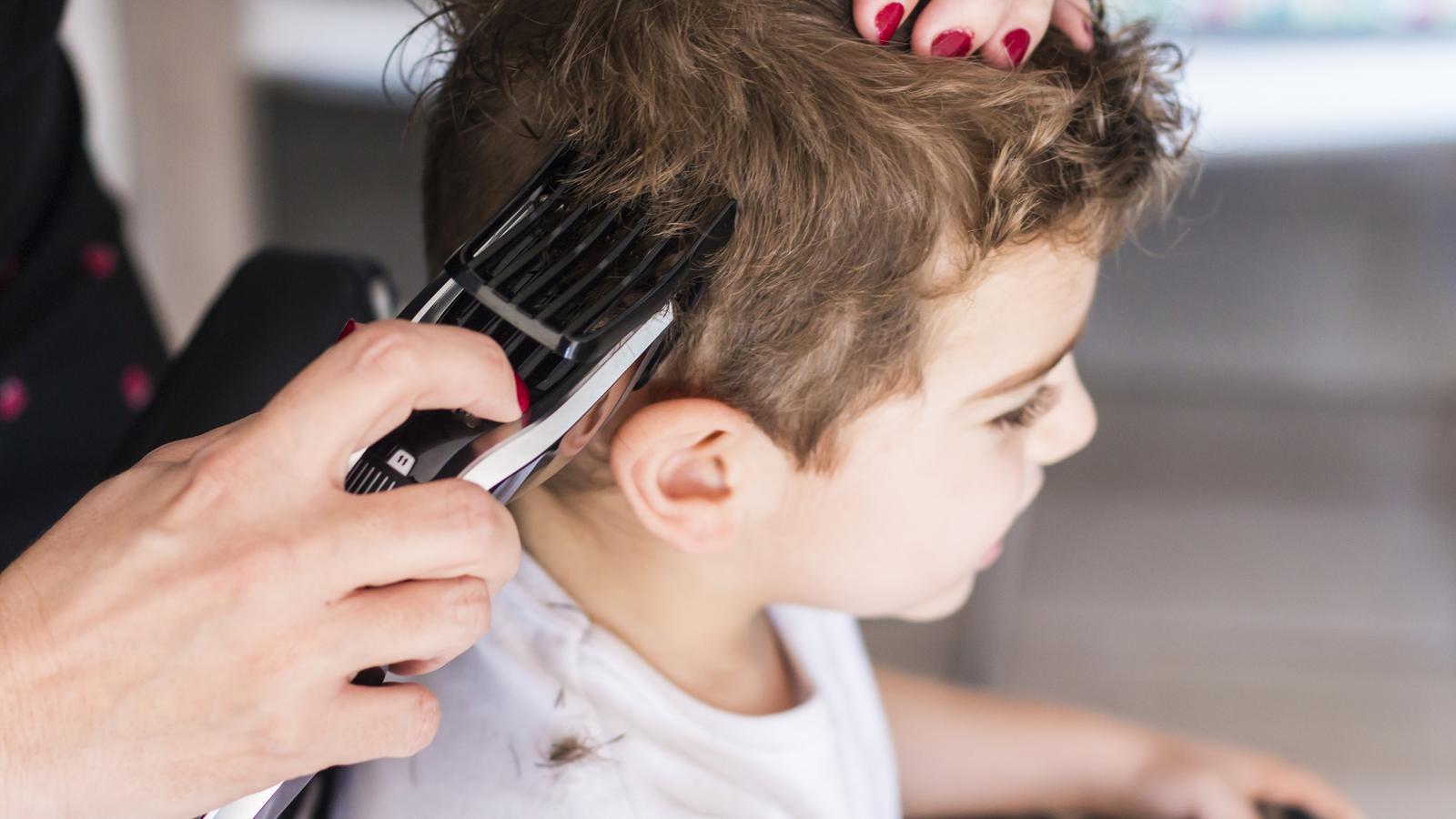 Tallar el cabell dels nens ha estat una de les activitats més populars / GETTY
