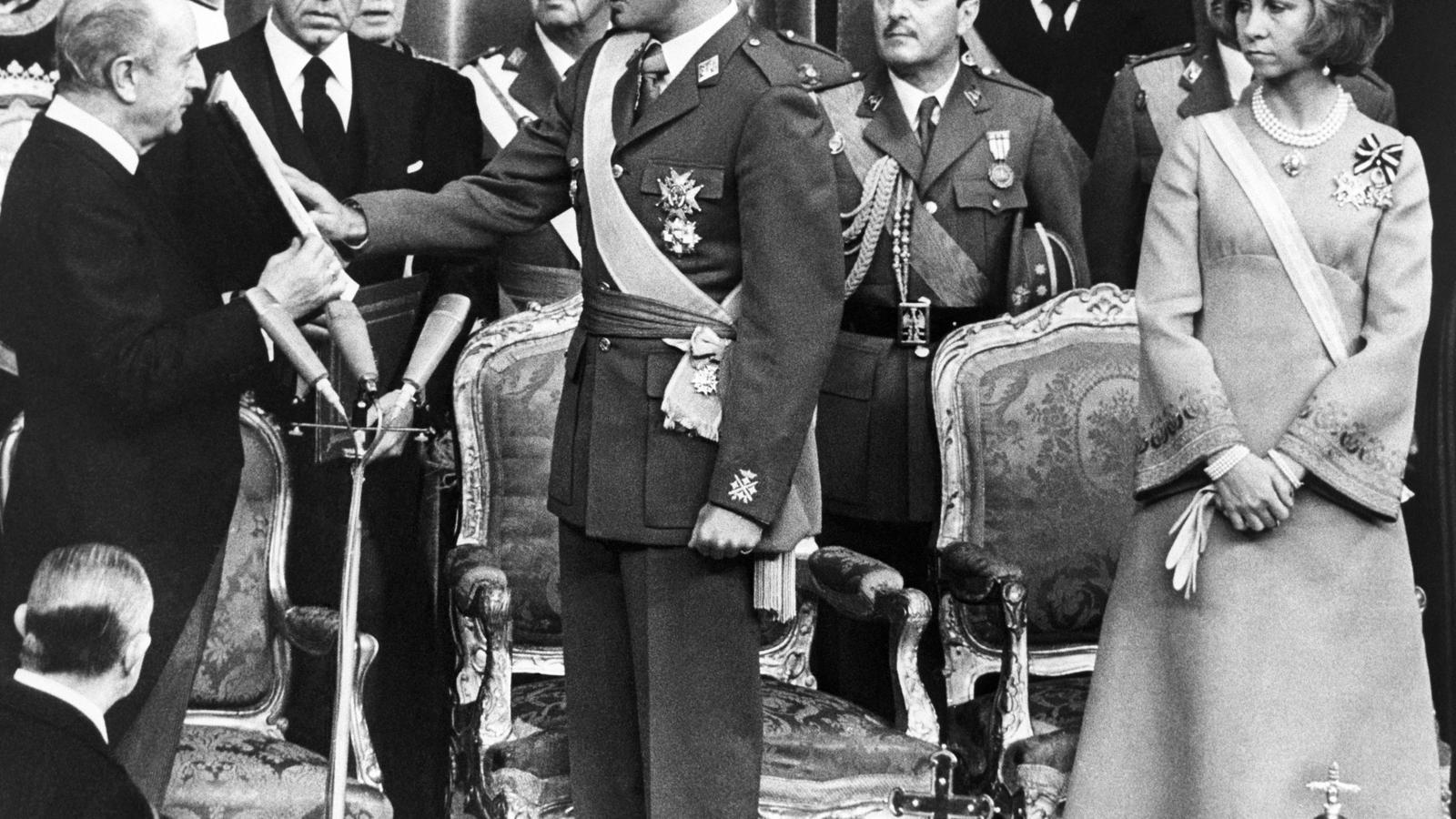 Imatge d'arxiu de Joan Carles de Borbó durant l'acte de proclamació com a rei d'Espanya, el 22 de novembre de 1975