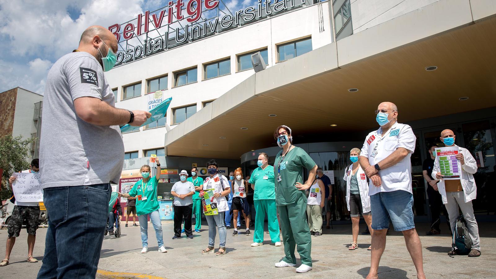 Professionals sanitaris llegeixen un manifest per reivindicar els seus drets a l'Hospital de Bellvitge. / PERE VIRGILI