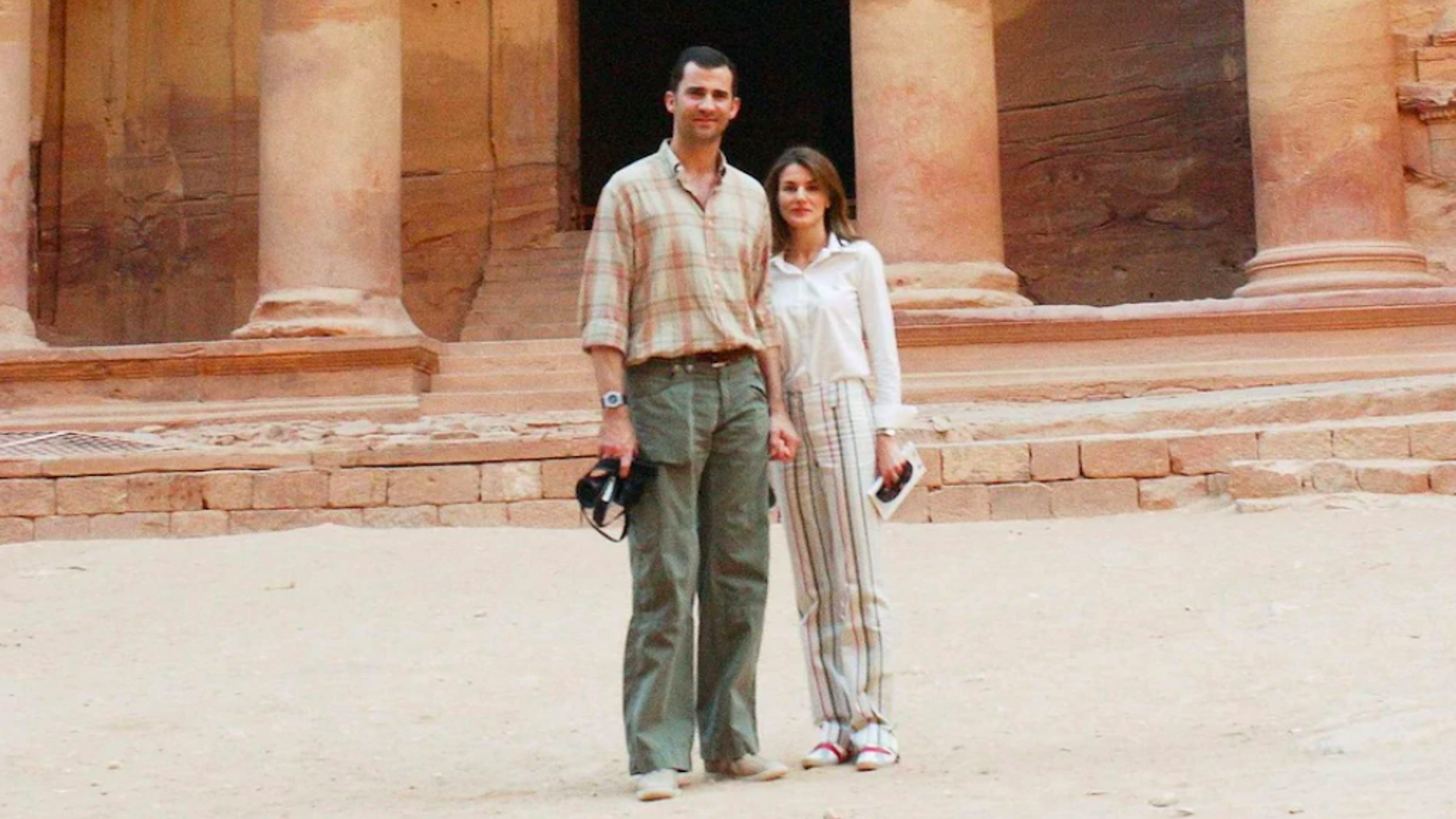 El rei Felip VI i la seva dona, Letícia, en una imatge del 2004, durant una visita a Petra, com a part del seu viatge de noces / SHUTTERSTOCK