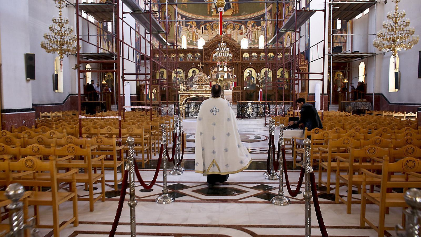 Una església ortodoxa d’Atenes buida per la pandèmia. / MILOS BICANSKI / GETTY