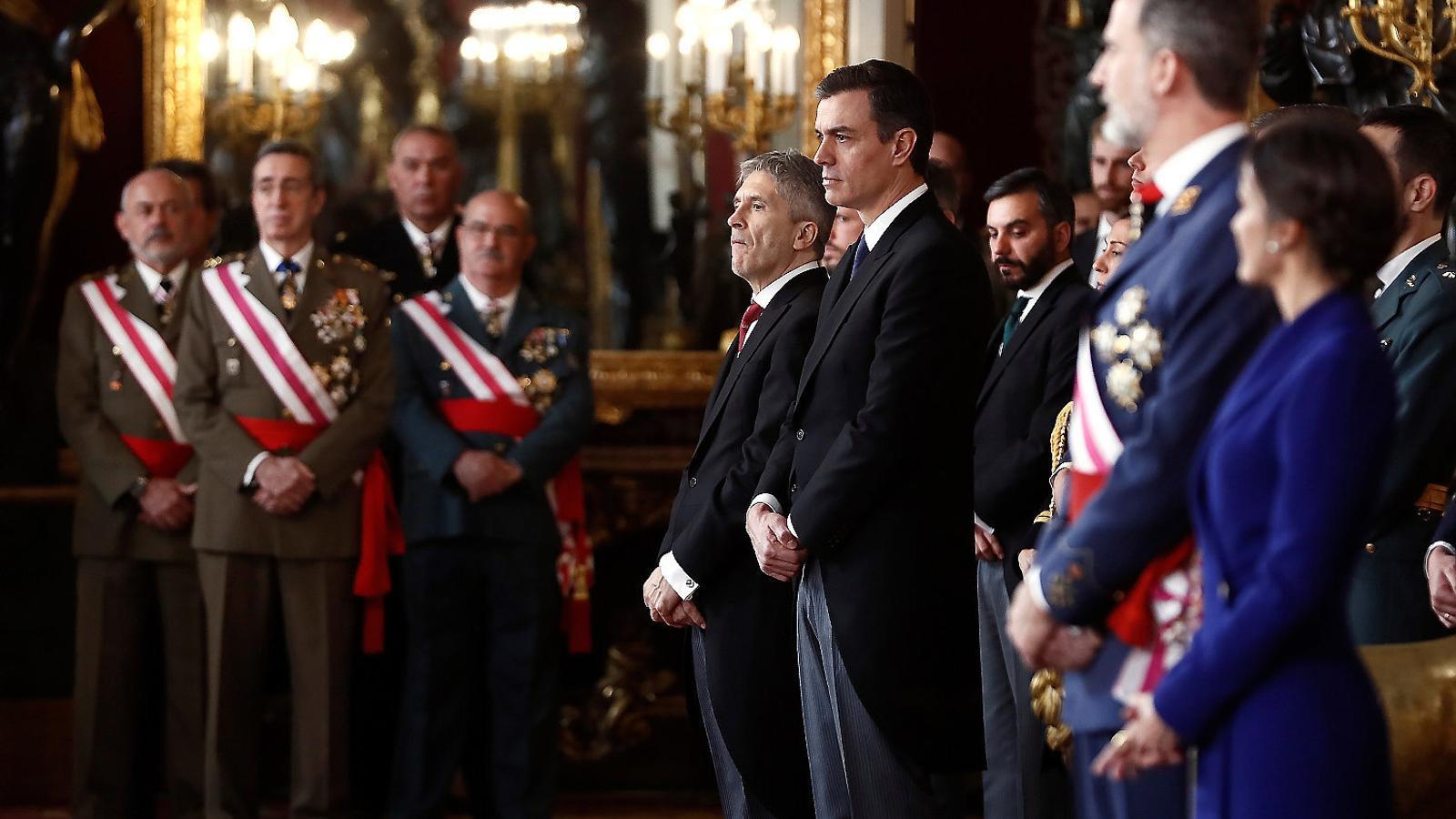 El president del govern espanyol, Pedro Sánchez, i el conseller de l’Interior, Fernando Grande-Marlaska, davant de càrrecs de l’exèrcit durant la celebració de la Pasqua Militar. / MARISCAL / EFE
