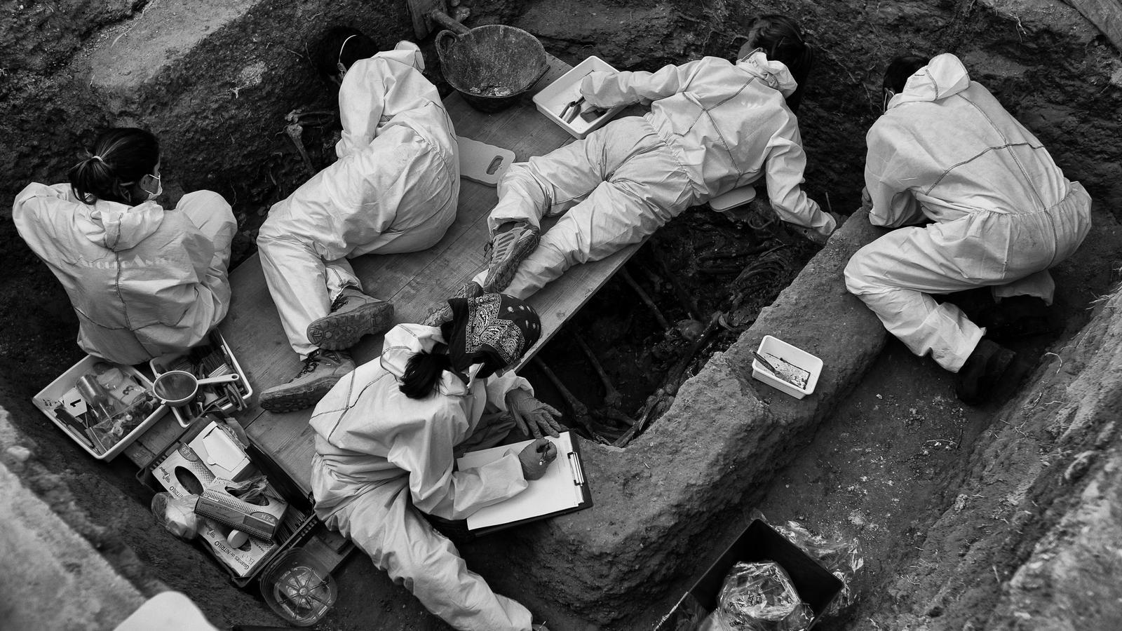 Un equip d’arqueòlegs i antropòlegs de l’associació científica ArqueoAntro exhumant una fossa comuna del cementiri de Paterna.