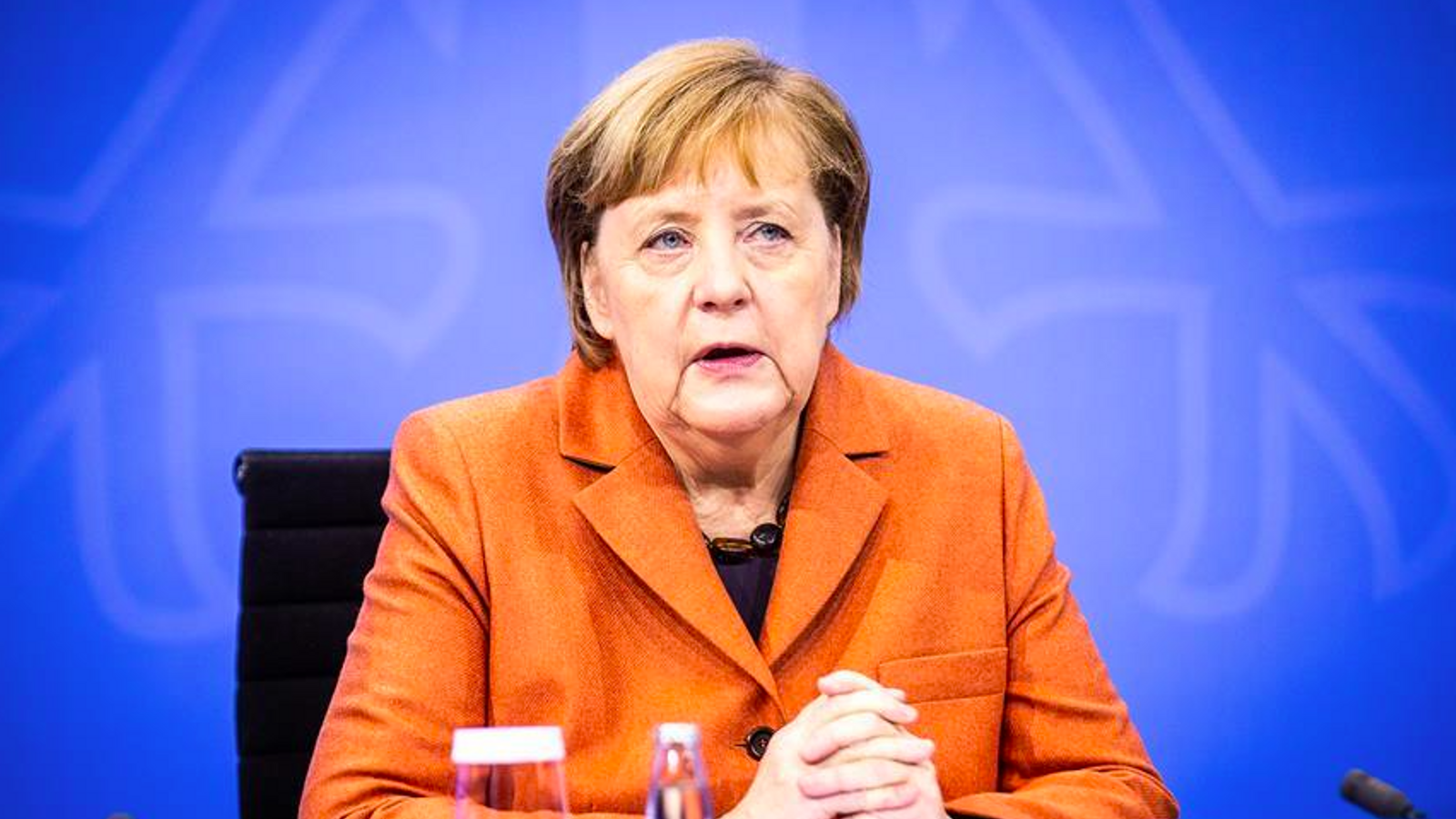Merkel, en desacuerdo con el veto de Twitter y Facebook a Trump